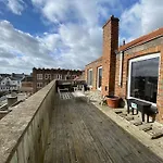 Apartment Super Zonnige En Ruime Penthouse 50m Zeedijk *